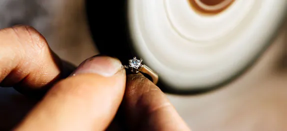 Incassatura di pietre preziose e altri servizi