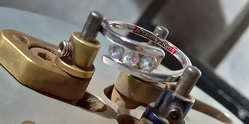 incisione dedica d'amore su anello