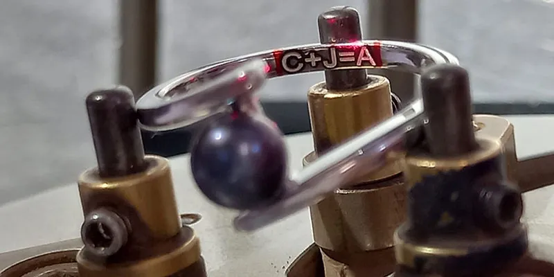 incisione iniziali su anello d'oro