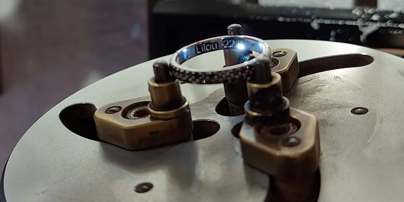 incisione nome e data su anello d'oro