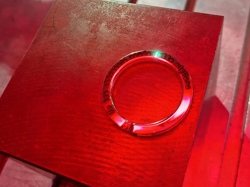 incisione di una frase su anello portachiavi