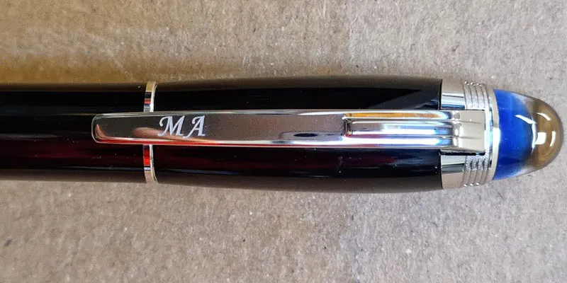 incisione laser su una penna